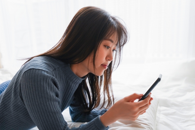 携帯いじっているイメージ